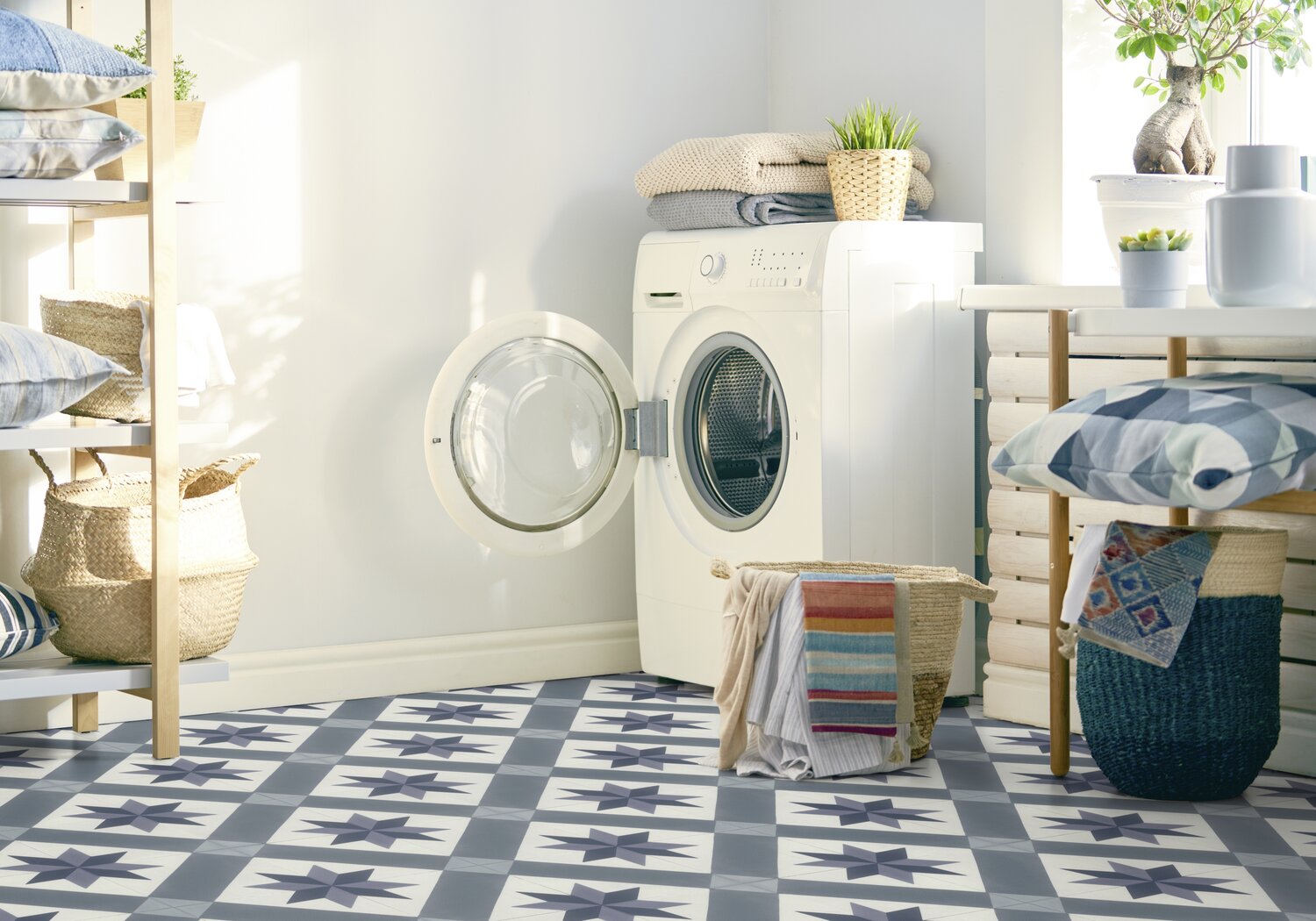 Gerflor Dekor Cordoba Blue - Badezimmer mit Waschmaschine und Pflanzen